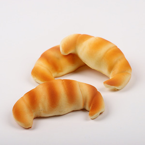 Porte-clés pendentif Squishy Croissant de 1 cm, modèle alimentaire réaliste en PU, jouet à remontée lente, jouet de décompression souple à presser - Product Image 5