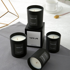 Candela Profumata in Cera di Soia in Bicchiere di Vetro Nero, Regalo Artigianale con Fragranza Aromaterapica per Casa e Decorazione - Product Image 3