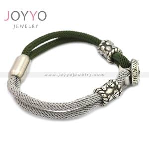 Brazalete de Cuero para Hombre con Hacha Vikinga y Brújula Estilo Corsario en Polipiel - Product Image 3