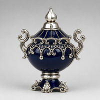 Urne en porcelaine bleu cobalt classique européenne avec poignées en argent poli, pièce maîtresse de décoration d'intérieur de luxe artisanale