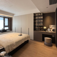 Dressing élégant à deux tons avec porte en verre cintrée, éclairage LED, zone de rangement zonée, style d'intérieur