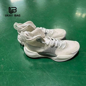 Venta caliente de <span class=keywords><strong>zapatos</strong></span> de baloncesto de Marca China usada, pacas de segunda mano, venta al por mayor, ropa deportiva para hombres, Ukay <span class=keywords><strong>zapatos</strong></span> baratos, venta del 2017 - Product Image 1