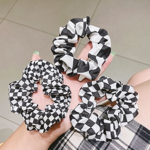 Bán Buôn Cô Gái Đầy Màu <span class=keywords><strong>S</strong></span>ắc Đen Trắng Cổ Điển In Kẻ <span class=keywords><strong>S</strong></span>ọc Patterned Scrunchie Phụ Kiện Checker Scrunchies Rô Tóc Tie - Product Image 3