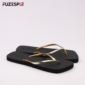 Sandalias <span class=keywords><strong>minimalistas</strong></span> negras con logotipo en relieve sólido al por mayor, <span class=keywords><strong>chanclas</strong></span> con diseño de correa en T doradas llamativas, <span class=keywords><strong>chanclas</strong></span> para <span class=keywords><strong>mujer</strong></span> - Product Image 3