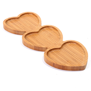 Plat à bonbons en forme <span class=keywords><strong>de</strong></span> <span class=keywords><strong>coeur</strong></span> en bambou avec 3 côtés divisés pour servir des fruits secs et des noix, des plats et des assiettes - Product Image 1
