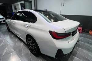 Vinilo automotriz blanco a azul PET de alto brillo con tecnología Air Release y autoregeneración, rollo de película para rotulación completa de vehículos que cambia de color. - Product Image 4