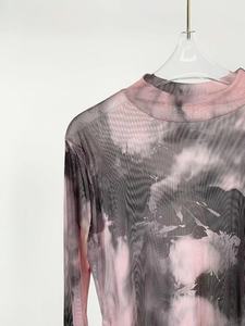 Chemisier <span class=keywords><strong>en</strong></span> maille tie-dye <span class=keywords><strong>rose</strong></span> et gris doux et épicé pour femme avec protection solaire <span class=keywords><strong>en</strong></span> <span class=keywords><strong>soie</strong></span> glacée transparente - Product Image 5