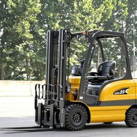 Chariot élévateur entièrement électrique de 2,5 tonnes alimenté par batterie lithium-ion à charge rapide pour la manutention des matériaux en entrepôt