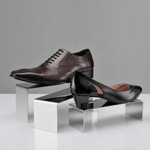 Espositore a U in Acciaio Inox Dorato, Supporti da Banco per Esposizione di Profumi, Borse, Scarpe e Portafogli - Product Image 3