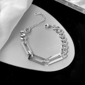 สร้อยข้อมือสแตนเลสสตีลชุบทอง 18K สไตล์ฮิปฮอปพังก์ พร้อมจี้สี่เหลี่ยมเล็กเรียบง่าย สำหรับผู้ชายและผู้หญิง - Product Image 2