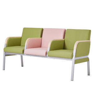 Sillas de espera Ausnutria para hospitales y centros médicos, color verde y rosa, con estructura metálica. - Product Image 1
