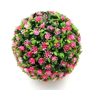 高品質のフェイクトピアリーツゲの葉とバラの花屋外グラスボール造花ボール