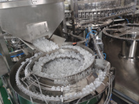 Ligne de production de machines de soufflage entièrement automatiques pour solutions IV, ligne de remplissage et d'emballage de bouteilles en plastique PP écoénergétique