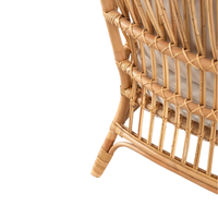 Ce fauteuil en rotin naturel, fabriqué à la main et respectueux de l'environnement, avec des coussins moelleux, est idéal pour les espaces de vie intérieurs et extérieurs.