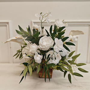 <span class=keywords><strong>Bouquet</strong></span> artificiel <span class=keywords><strong>de</strong></span> 30 cm comprenant des roses blanches, des <span class=keywords><strong>lys</strong></span> calla <span class=keywords><strong>et</strong></span> des feuilles vertes. Parfait pour les mariages <span class=keywords><strong>et</strong></span> la décoration intérieure. - Product Image 3