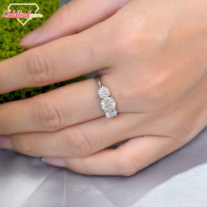 Anillo de Compromiso de Oro Amarillo de 18k con Tres Piedras de Diamante Cultivado en Laboratorio Personalizado de Goldleafgem, Corte Brillante, Certificado IGI DEF/VVS/VS - Product Image 6
