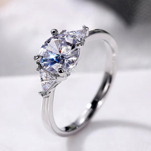 Anello di Fidanzamento F779 in Oro Bianco con Diamante Taglio Brillante Naturale Colore D e Pietre Laterali a Triangolo - Product Image 3