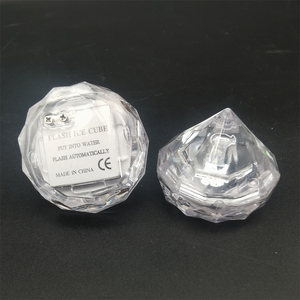 Cubo de hielo LED de diamante personalizado <span class=keywords><strong>barato</strong></span> caliente para graduación luz intermitente reutilizable de plástico impermeable activada por agua para bebidas - Product Image 5