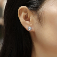 Anting-anting stud perak S925 dengan batu moissanite bulat bertahtakan berlian, desain liontin bunga untuk wanita