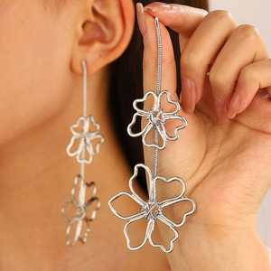 Pendientes Largos de Lujo con Flores Chapados en Oro de 18K al por Mayor para Mujer, con Borla Moderna y Perla, Diseño Geométrico - Product Image 4