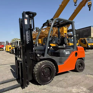 Montacargas Toyota de Segunda Mano Original de Japón, 2.5/3/3.5/5 Toneladas, Modelo 8FD30, Motor Diésel, Mástil de 3 Etapas, Desplazador Lateral, en Buenas Condiciones - Product Image 1