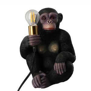 Lampe de table créative en résine singe doré pour salon et chambre à coucher alimentée en électricité avec commande de commutation - Product Image 3