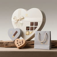Boîte rigide en forme de cœur ivoire avec logo personnalisé, ruban et plateau à chocolat pour cadeaux de la Saint-Valentin et de fêtes, vente en gros