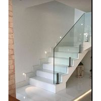 Escalier de balcon avec balustrades en verre à fixation par goujons