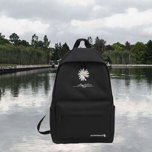 Mochila feminina New Urban <b>simples</b> e espacosa com costura em cores contrastantes ideal para viagens e uso no ombro - Product Image 3