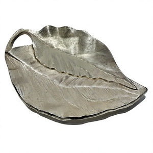 Plateau décoratif de luxe en aluminium moulé argenté, motif feuilles superposées, centre de table double feuille, pour salon et hôtel, vente en gros - Product Image 1