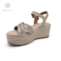 Sandales compensées élégantes et populaires pour femme, en argent, à lanières tressées scintillantes, style espadrille, à enfiler, pour l'été