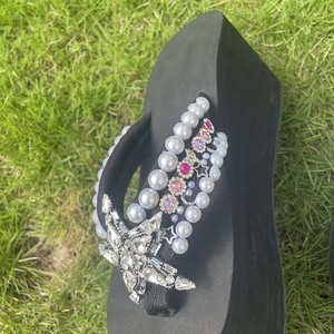Sandali con Zeppa da Donna con Strass a Stella e Cinturino di Perle, Infradito con Plateau e Suola Spessa, Scarpe da Spiaggia Personalizzabili con Logo, Vendita all'Ingrosso - Product Image 5