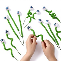 Décoration suspendue fantaisie pour fête d'Halloween, en forme de globe oculaire vert en peluche, avec branche en fil de fer