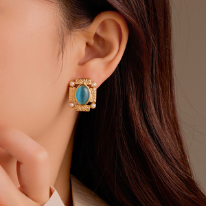 Boucles d'oreilles clous carrées géométriques de style rétro français, en acier inoxydable, avec pierre œil de chat colorée et perle, pour une touche de personnalité - Product Image 1