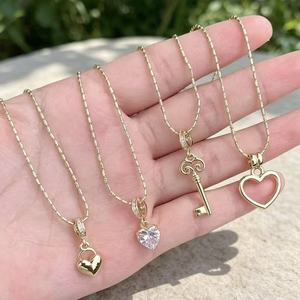 Collar de cadena fina chapado en oro de 18 quilates al por mayor con colgante de corazón hueco de circonita y candado de corazón, joyería delicada para mujer - Product Image 1