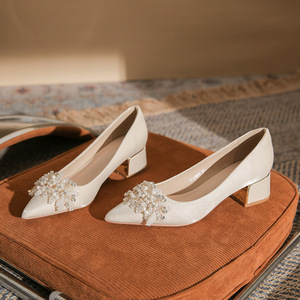 <span class=keywords><strong>Scarpe</strong></span> da donna <span class=keywords><strong>con</strong></span> <span class=keywords><strong>tacco</strong></span> alto a punta da donna <span class=keywords><strong>con</strong></span> <span class=keywords><strong>tacco</strong></span> quadrato nuove <span class=keywords><strong>scarpe</strong></span> da sposa <span class=keywords><strong>con</strong></span> <span class=keywords><strong>tacco</strong></span> basso di perle <span class=keywords><strong>rosse</strong></span> <span class=keywords><strong>scarpe</strong></span> da sposa da donna - Product Image 1