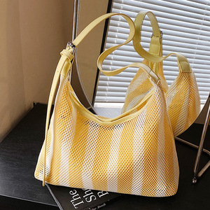 <span class=keywords><strong>Sac</strong></span> hobo jaune et blanc en filet avec bandoulière réglable, <span class=keywords><strong>sac</strong></span> de plage d'été en maille rayée pour femme - Product Image 1