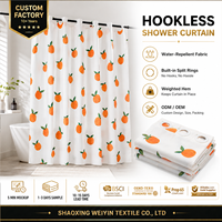 Rideau de douche sans crochets OEM ODM, impression personnalisée, anneaux fendus intégrés, tissu hydrofuge pour projets hôteliers et d'appartements