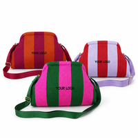 Bolso de Hombro Cruzado de Punto con Rayas de Felpa Personalizado para Mujer, con Correa Ajustable, Tipo Dumpling, OEM ODM, Venta al por Mayor con Logotipo