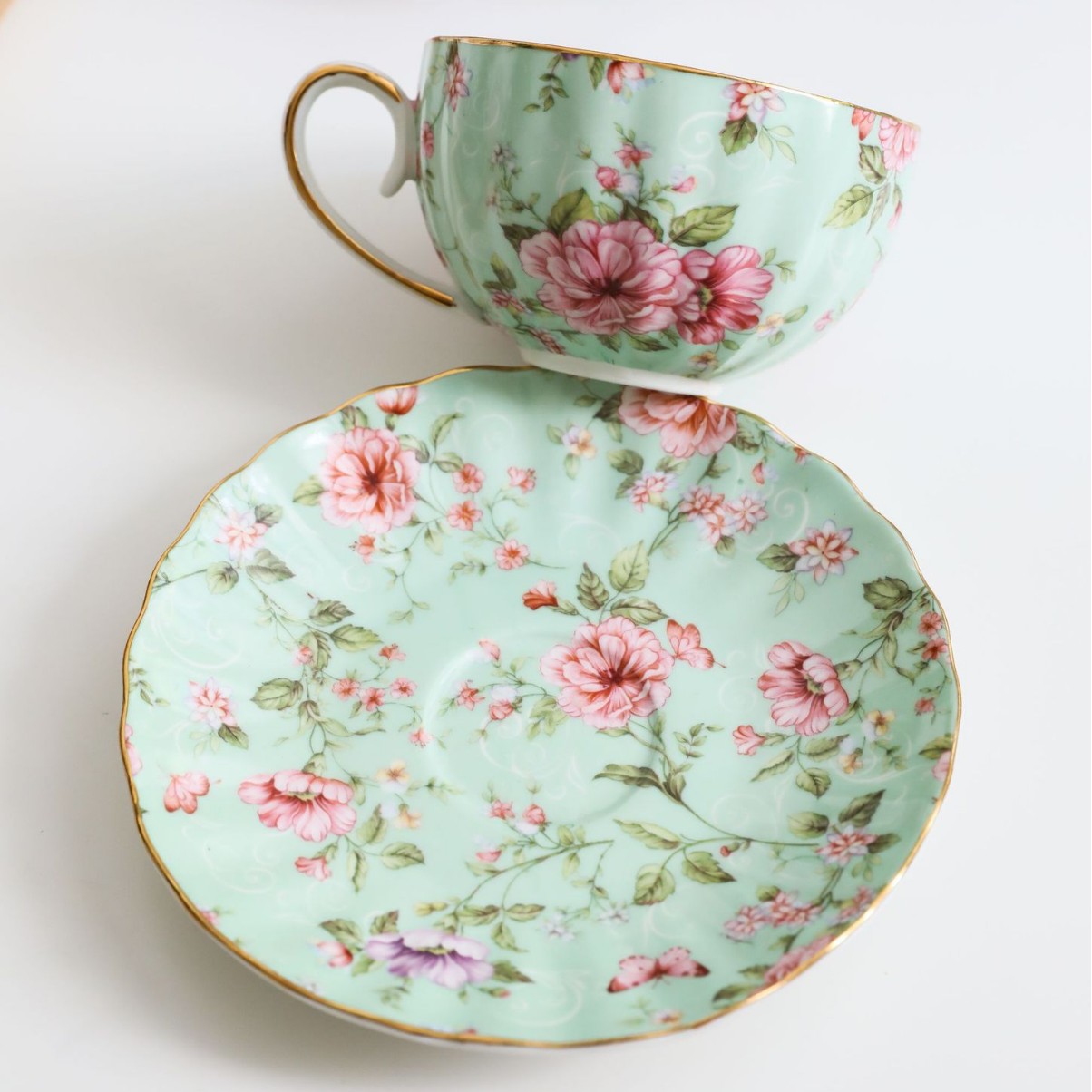 พื้นหลังสีเขียวลายดอกไม้ (1 ถ้วย 1 จานรอง)