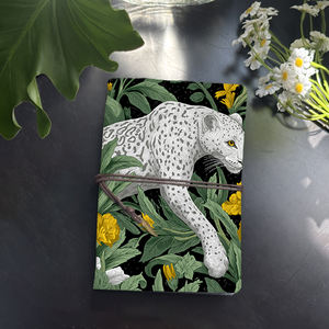 Cuaderno A6, una necesidad para estudiantes de <span class=keywords><strong>farmacia</strong></span>, dosificación y notas de información de medicamentos de leopardo con flores amarillas, hojas verdes Pri - Product Image 1