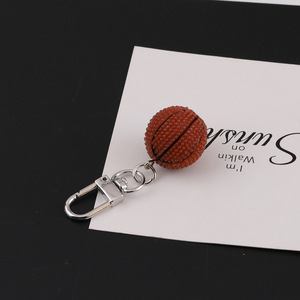 Llavero de balón de fútbol simulado de resina plástica, accesorio de moda DIY para bolso, colgante de llavero de fútbol y baloncesto, material de joyería - Product Image 2