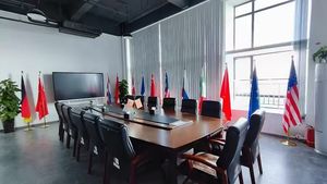 Mât de drapeau rétractable d'intérieur de 1,6 à 3 m, écologique, couleur personnalisée, sur pied, pour décoration de salle de conférence de bureau, en polyester - Product Image 2