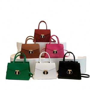 Bolso bandolera de piel sintética de lujo para mujer, muy popular, con cadena en relieve y diseño de fresa estilo mensajero. - Product Image 1