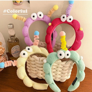 Diadema de nube de peluche con ojos grandes y diseño de niño, divertida, para mujer, con pinza de pelo giratoria, para lavarse la cara, estilo popular en redes, accesorios para el cabello - Product Image 4