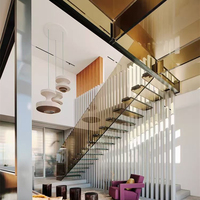 Escalier flottant haut de gamme sur mesure avec structure en acier cantilever pour bâtiment résidentiel