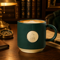 Mug à café en céramique vert émeraude personnalisable en gros, avec plaque de cuivre, texture côtelée, base dorée, poignée en D, cadeau de luxe pour la maison et le bureau