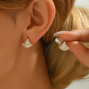 2025 femmes à la mode géométrique secteur forme Zircon boucles d'oreilles avec Simple cuivre goujons parfait anniversaire cadeau fines boucles d'oreilles - Product Image 1