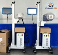 Machine de marquage laser à fibre volante en ligne haute précision 30W 50W 60W 100W, équipée d'un banc de travail à convoyeur