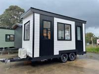 Maison conteneur en acier portable et extensible, mini-maison de luxe sur roues pour villas, hôtels et sites de glamping